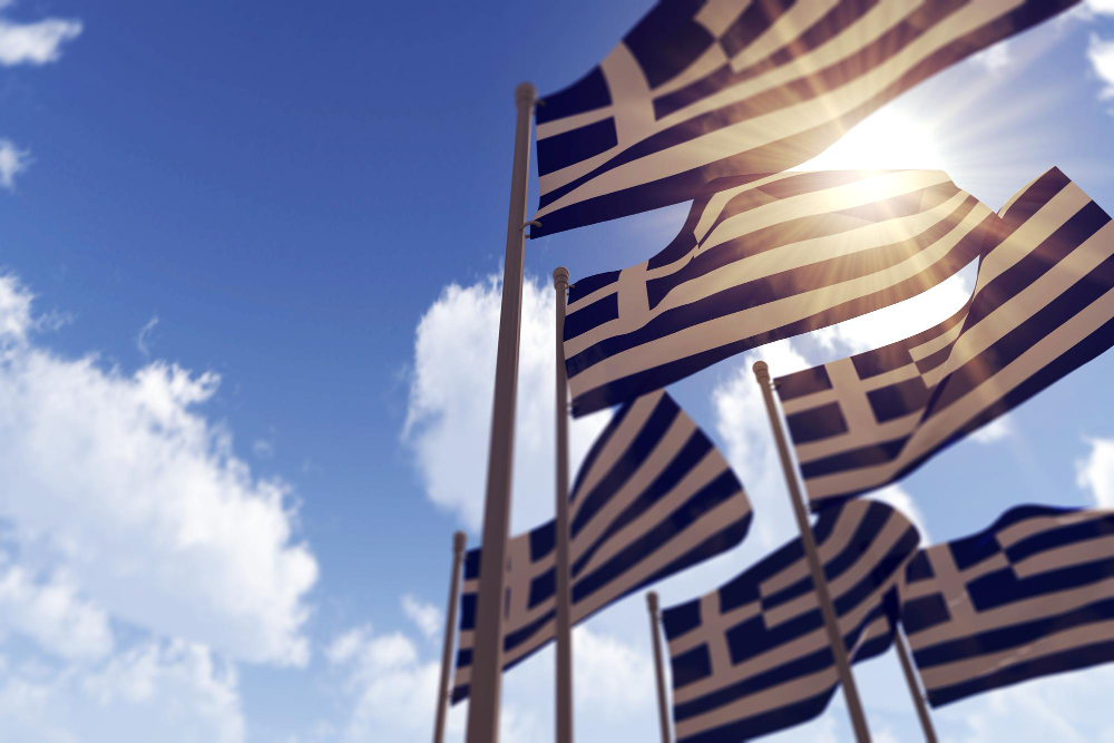 ΣΟΚ!! Είδαν την γαλανόλευκη και την εικόνα της Παναγίας και τον έσπασαν στο ξύλο, vid