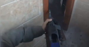 Σκληρό ΒΙΝΤΕΟ! Ισραηλινός στρατιώτης «τρώει» χειροβομβίδα αλλά σκοτώνει δύο μαχητές της Χαμάς