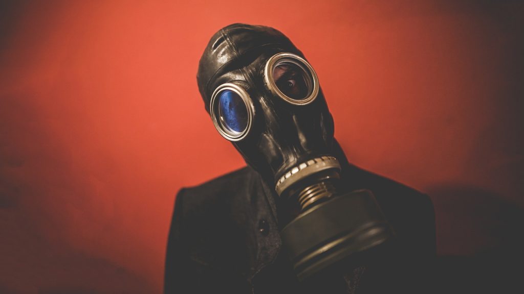 Τρομακτικό βίντεο δείχνει άντρα με μάσκα να δηλητηριάζει κρυφά συγκατοίκους του με σπρέι στο φαγητό!