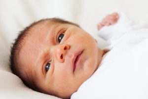 Ποιος είναι ο λόγος που τα μωρά όταν γεννιούνται έχουν γκρίζα μάτια;