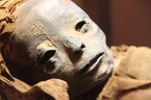 Άφωνοι έμειναν οι αρχαιολόγοι με ανατριχιαστικό ευρήματα σε μούμια έφηβης 1.500 ετών