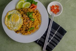 Τηγανιτά noodles σε… μαζική παραγωγή! (video)