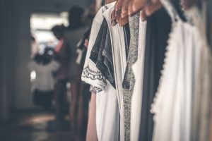 Τρόποι για να αφαιρέσετε τους επίμονους λεκέδες από αποσμητικού στα ρούχα