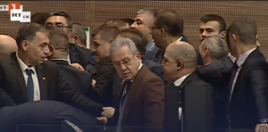 Κραυγές από Βουλγαρία! Χαμός μέσα στην Βουλή για την Ρωσία – Πιάστηκαν στα χέρια, vid