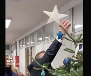 Ο Σπανάκης της ΝΔ και το χριστουγεννιάτικο δέντρο!!! Παραλίγο να πέσει ολόκληρο – Δείτε