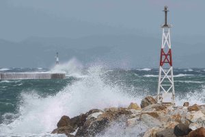 Σε ισχύ το απαγορευτικό απόπλου από Πειραιά, Ραφήνα και Λαύριο.