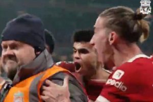 ΕΠΟΣ! Ο Τσιμίκας ταρακούναγε τον σεκιούριτι μετά το γκολ του Άρνολντ 