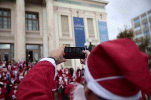 Με εκατοντάδες Αγιοβασίληδες “πλημμύρισε” ο Πειραιάς στο 4ο Santa Run Piraeus!