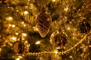 Ένα έξυπνο κόλπο για να μην μπερδεύονται τα λαμπάκια από το χριστουγεννιάτικο δέντρο