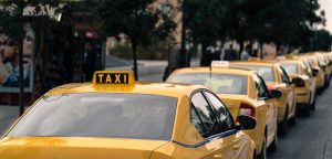 ΑΑΔΕ: Πρόστιμο 1.000 ευρώ από Δευτέρα στους οδηγούς ταξί που δεν έχουν αυτοκόλλητο για POS