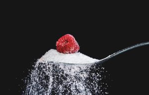 Θέλετε να ρίξετε στο γλυκό που ετοιμάσετε ζάχαρη άχνη και σας έχει τελειώσει; Δείτε τι μπορείτε να κάνετε