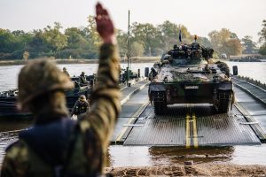 Υπό πίεση το ΝΑΤΟ: Η επίσκεψη Χέγκσεθ και η ανάρτηση του Έλον Μασκ που αύξησε το άγχος