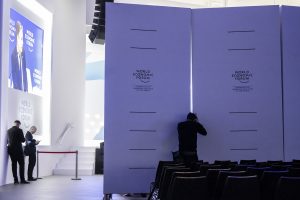 Η μία «ΒΟΜΒΑ» μετά την άλλη στο WEF: Σειρά πήραν τα αυτοκίνητα – ΒΙΝΤΕΟ