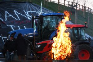 Αγρότες καίνε λάστιχα και σκουπίδια έξω από το κυβερνητικό κτίριο στην νότια Γαλλία, vid