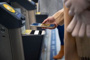 Ανέπαφες πληρωμές με τραπεζική κάρτα και ψηφιακό πορτοφόλι – Πιλοτική εφαρμογή στα λεωφορεία του αεροδρομίου (video)
