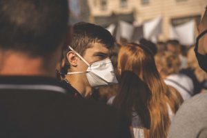 Λίγo πριν την νόσο Χ: Επαναφέρουν σιγά-σιγά την μάσκα στην Ελλάδα (video)