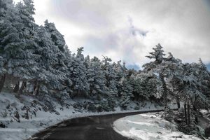 Διακοπή της κυκλοφορίας στην Πάρνηθα από το ύψος του καζίνο λόγω χιονόπτωσης