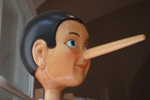 5 ανεπαίσθητες συμπεριφορές που θα σας κάνουν να καταλάβετε αν σας λένε ψέματα