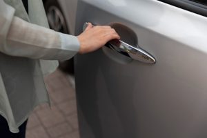 Μεγάλη προσοχή: Τι σημαίνει εάν βρείτε ένα κέρμα στη πόρτα του αυτοκινήτου σας!