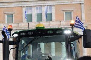 Όλα καλά όλα ανθηρά! Ιδού τα ΒΙΝΤΕΟ με τους αγρότες μπροστά από την Βουλή