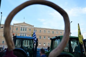 Αυτά μόνο εδώ γίνονται!! Με…Μάικλ Τζάκσον  αποχώρησαν οι αγρότες από την Αθήνα, vid