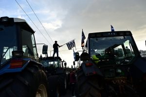«Έτσι είναι ο αγώνας ρε;; Παράτησαν τα τρακτέρ και πήγαν τις βόλτες τους»: Πυρ και μανία αγρότης, vid