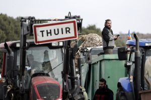 Τα τρακτέρ κατεβαίνουν στους δρόμους του Παρισιού, vid