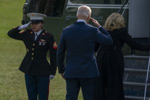Μπάιντεν στη Σύνοδο των G7: Τον κατευθύνουν σε κάθε του βήμα, vid