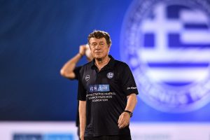 Ο «γίγαντας» Ρεχάγκελ τραγουδά τον Εθνικό Ύμνο σε αψεγάδιαστα ελληνικά – ΒΙΝΤΕΟ