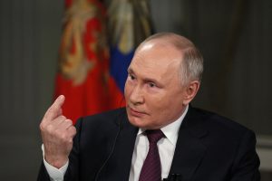 Ο Πούτιν πέταξε με στρατηγικό βομβαρδιστικό αεροσκάφος σε απευθείας μετάδοση από την κρατική τηλεόραση