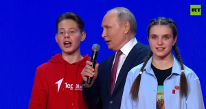 Ο Πούτιν τραγουδάει με πάθος τον ρωσικό Ύμνο μαζί με νεαρά παιδιά – Το ΒΙΝΤΕΟ «σαρώνει»