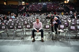 Συνέδριο ΣΥΡΙΖΑ: Απίστευτες εικόνες! Δεν γεμίζουν ούτε ταξί οι θεατές, vid