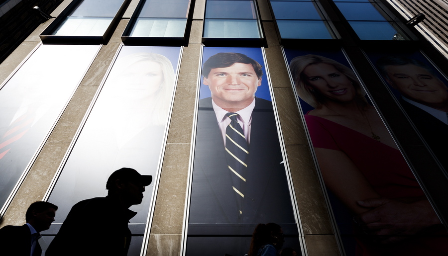 Tucker Carlson: «Θέλω να δω περισσότερες αντιβρετανικές θεωρίες συνωμοσίας», vid