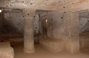 Η τυχαία ανακάλυψη που άφησε άφωνους τους αρχαιολόγους – Πώς βρήκαν πέτρινες σαρκοφάγους μέσα σε τοίχους