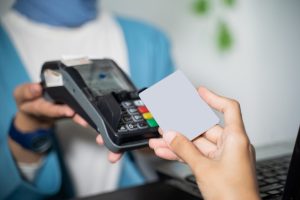 ΑΑΔΕ: Μετάθεση ημερομηνιών απόσυρσης/αντικατάστασης ταμειακών και μηχανισμών και διασύνδεσης λογισμικών ERP με POS
