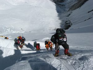 Απίστευτο! Οι ορειβάτες στο Έβερεστ πρέπει πλέον να κουβαλούν τα περιττώματά τους
