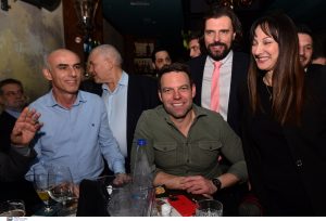 Για ποτάκι έβγαλε τους βουλευτές του ΣΥΡΙΖΑ ο Κασσελάκης – ΒΙΝΤΕΟ από το μπαράκι, vid
