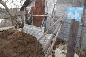 Έριξαν κοπριά σε γραφείο βουλευτή της ΝΔ! Σάλος με το ΒΙΝΤΕΟ