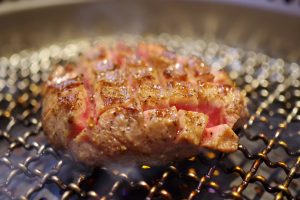 Γιατί το να αλατίζετε το κρέας πριν το μαρινάρετε θα δώσει καλύτερη γεύση στο φαγητό σας