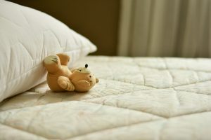 Το κόλπο για να απολυμάνετε το στρώμα και τα σεντόνια σας με ένα υλικό που έχετε όλοι σπίτι σας