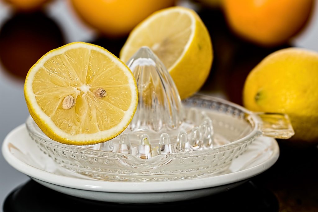 Φρέσκος χυμός λεμονιού: Πόσο καιρό διατηρείται στο ψυγείο και πόσο στην κατάψυξη