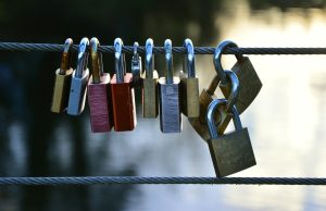 Έχετε δει ποτέ πώς λειτουργεί ένα λουκέτο; Το κόλπο με τα ελατήρια (video)