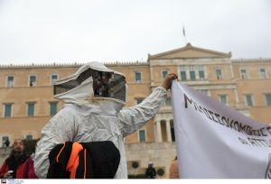 Αναταραχή με τους μελισσοκόμους μπροστά από την Βουλή: «Είναι απαράδεκτο – Μας πουλάνε» – ΒΙΝΤΕΟ