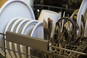 Πώς θα τοποθετείτε σωστά τα σκεύη στο πλυντήριο πιάτων – Τι να αποφεύγετε