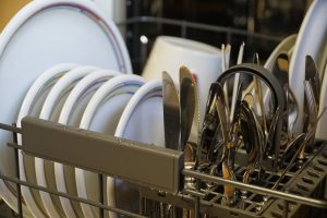 Ποια είναι τα 8 σκεύη που δεν πρέπει να βάζετε στο πλυντήριο πιάτων