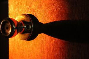 Θεσσαλονίκη: 52χρονος κρατούσε 4 μετανάστες σε διαμέρισμα – Ζητούσε χρήματα για να τους αφήσει ελεύθερους