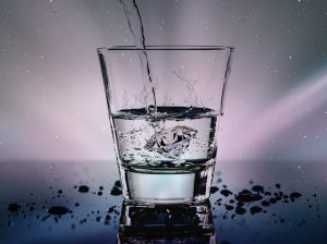 Πόσο νερό μπορούμε να πίνουμε πριν κοιμηθούμε