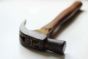Θεσσαλονίκη: 34χρονος κατηγορείται ότι χτύπησε με σφυρί 40χρονο έξω από πιτσαρία