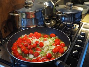 Ποια λάθη να αποφεύγετε όταν μαγειρεύετε με ανικολλητικό τηγάνι – Τα μυστικά για το σωστό πλύσιμο