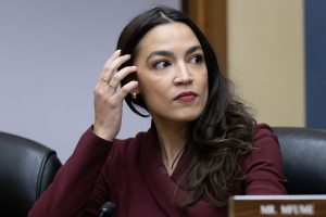 AOC: Παράδειγμα…μαριονέτας πολιτικού μπροστά στις οθόνες σας, vid